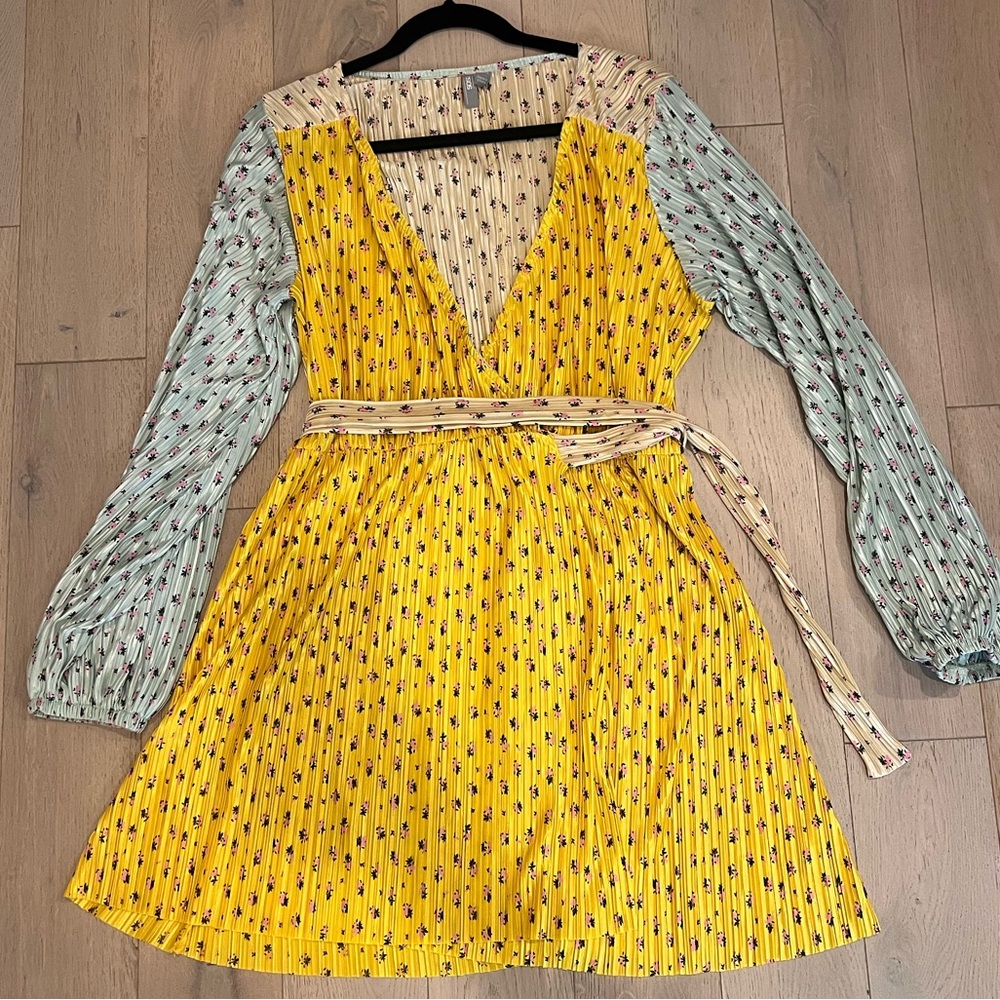 ASOS DESIGN plisse mini wrap dress in contrast ditsy floral print SIZE 10 Women